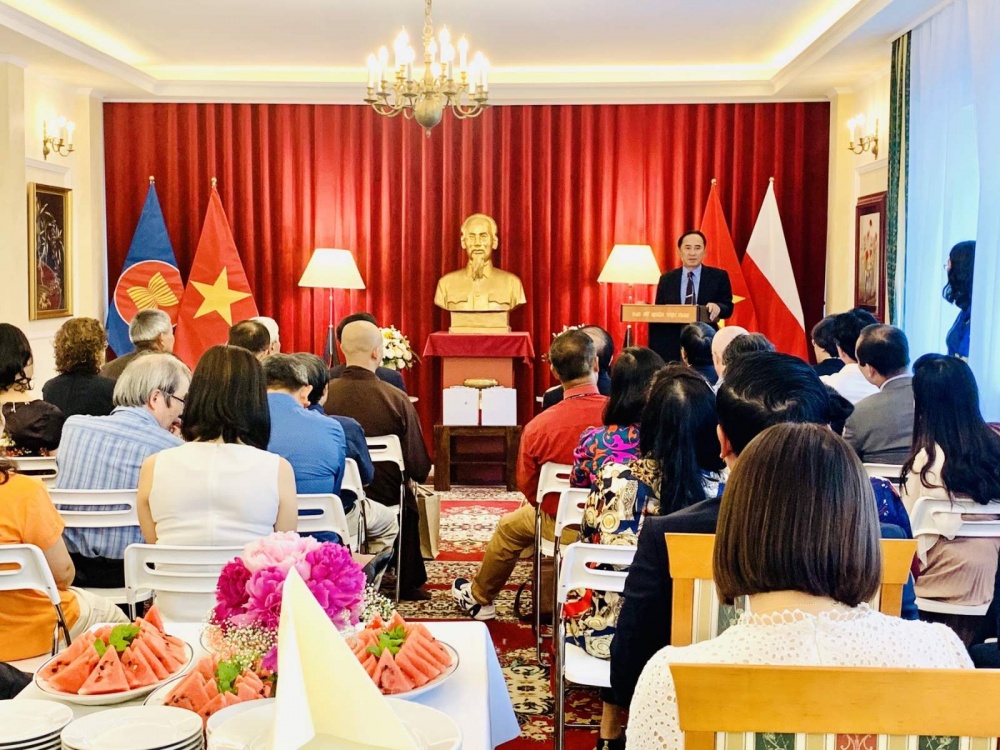 dai su vu dangdung va phu nhan chia tay cong dong nguoi viet nam tai ba lan ket thuc nhiem ky ve nuoc