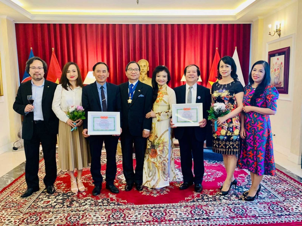 dai su vu dangdung va phu nhan chia tay cong dong nguoi viet nam tai ba lan ket thuc nhiem ky ve nuoc