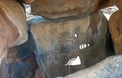 Israel: Hình vẽ bí ẩn được phát hiện trong các ngôi mộ cự thạch