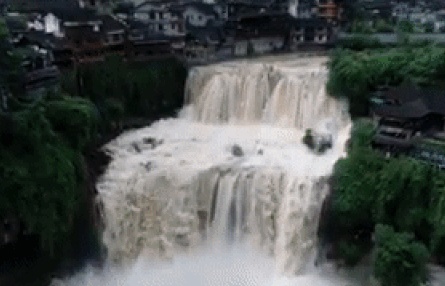 Trung Quốc: Cổ trấn nghìn năm tuổi nằm 'mấp mé' cạnh dòng thác lũ cuồn cuộn