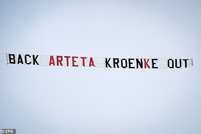 co dong vien arsenal tuc gian thue may bay giang bang ron phan doi chu clb