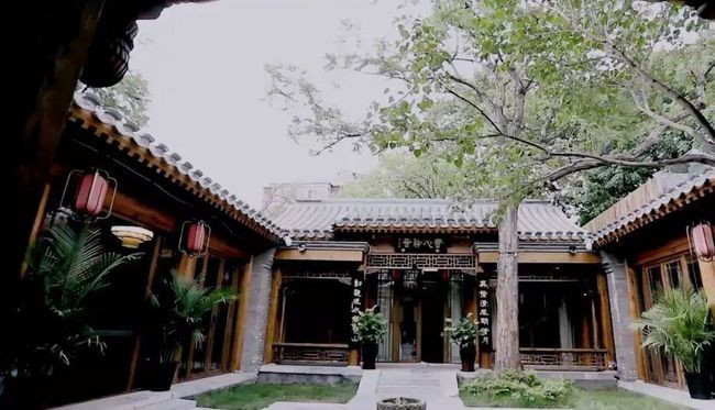 Cuộc sống sa hoa và điền viên của diễn viên đóng vai Hòa Thân phim"Tể tuwongs lưu gù'