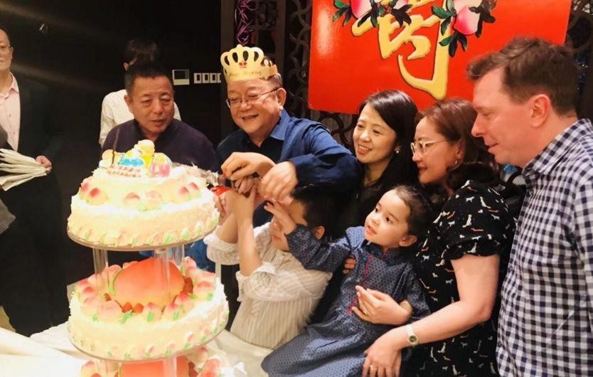 Cuộc sống sa hoa và điền viên của diễn viên đóng vai Hòa Thân phim"Tể tuwongs lưu gù'