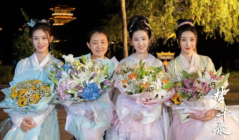 Ngắm loạt ảnh xinh đẹp của Lưu Diệc Phi trong hậu trường đóng phim