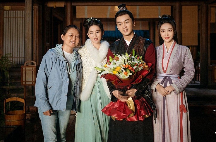 Ngắm loạt ảnh xinh đẹp của Lưu Diệc Phi trong hậu trường đóng phim