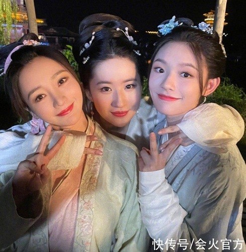 Ngắm loạt ảnh xinh đẹp của Lưu Diệc Phi trong hậu trường đóng phim