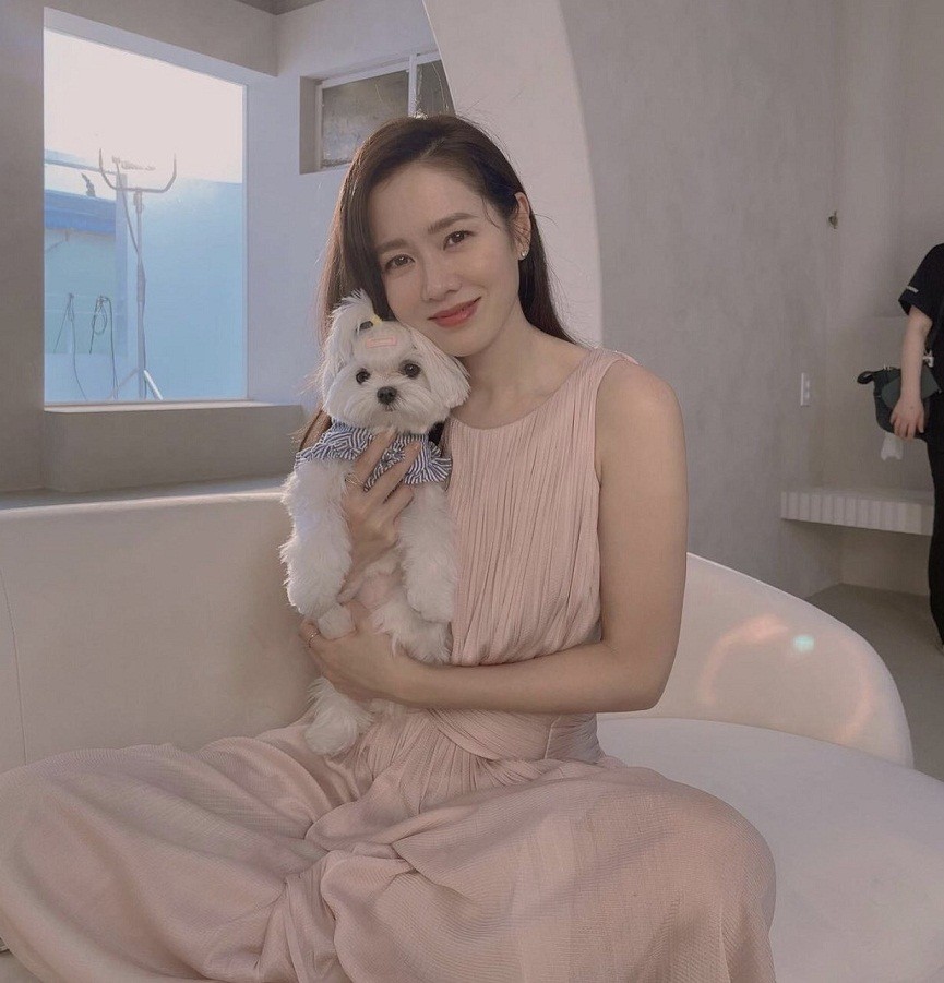 Sau tin đồn sắp kết hôn, Son Ye Jin chăm khoe ảnh nữ công gia chánh