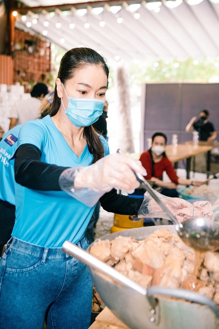 Covid-19: Dàn hoa hậu, á hậu  tại TP. Hồ Chí Minh nấu cơm từ thiện