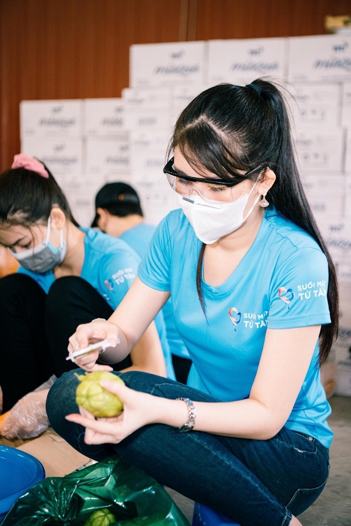 Covid-19: Dàn hoa hậu, á hậu  tại TP. Hồ Chí Minh nấu cơm từ thiện