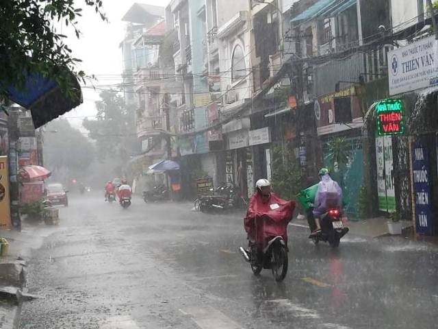 Dự báo thời tiết đêm nay và ngày mai (9-10/7): Bắc Bộ nắng gián đoán; vùng núi Đông Bắc Bộ, Bắc Trung Bộ, Tây Nguyên và Nam Bộ mưa vừa mưa to