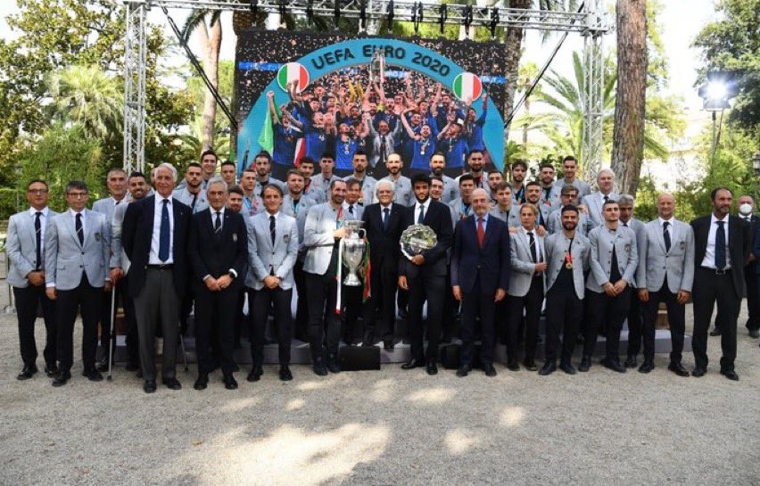Nhà vô địch EURO 2021 chụp ảnh cùng Tổng thống Sergio Mattarella. (Nguồn: Twitter)