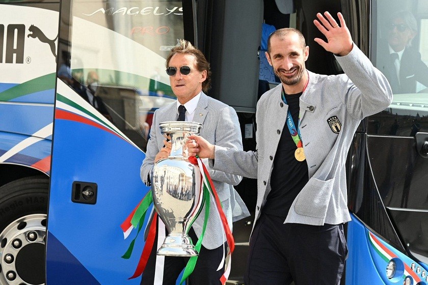 Đội trưởng Azzurri và HLV trưởng Roberton Mancini. (Nguồn: Twitter)