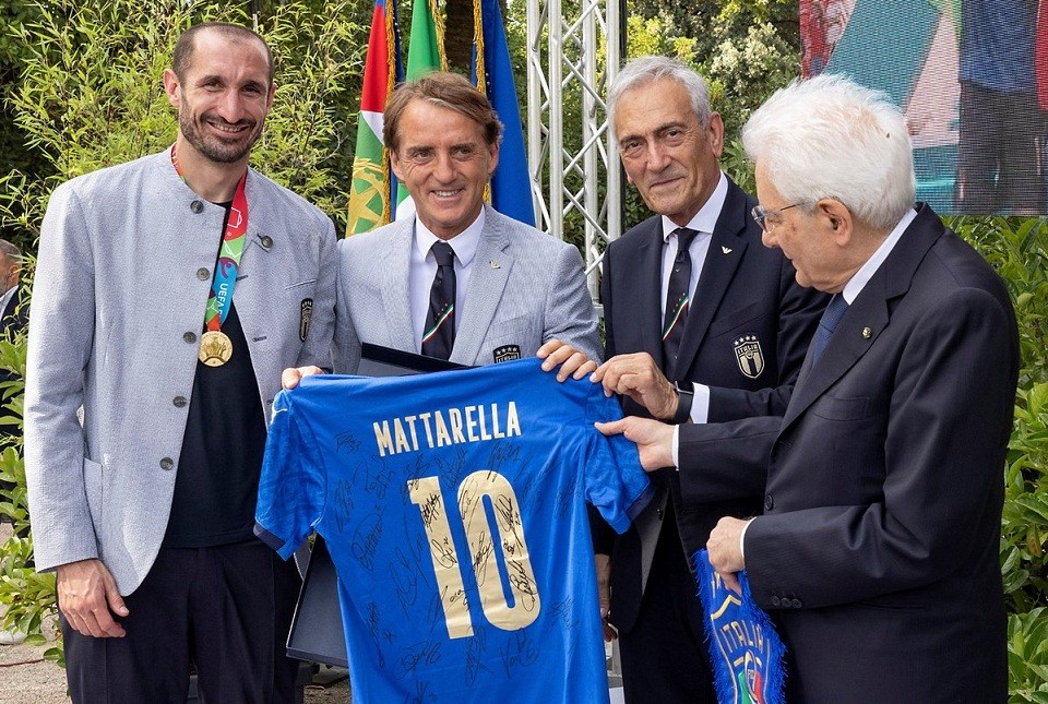 Một chiếc áo khác được tặng cho Tổng thống Sergio Mattarella. (Nguồn: Twitter)