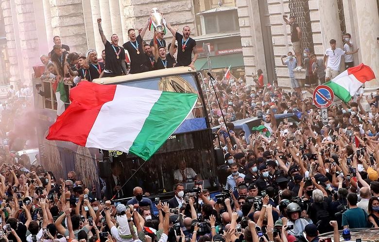 Chiếc xe bus chở các cầu thủ Italia diễu hành trong sự chào đón của hàng nghìn người trên đường phố Roma. (Nguồn: Reuters)