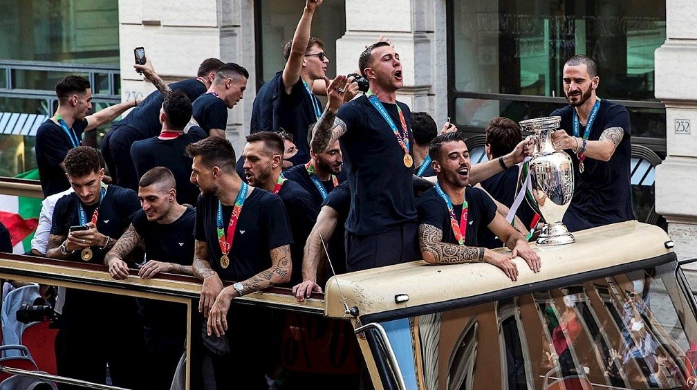 Các cầu thủ Itaia mang theo cúp vô địch Euro trên xe bus. (Nguồn: EFE)