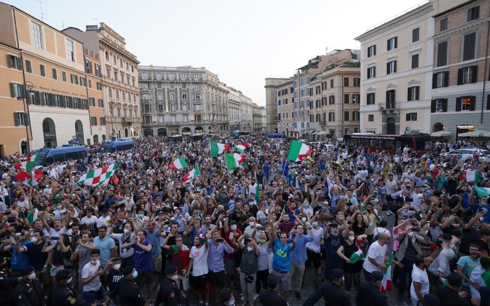 Hàng nghìn người hâm mộ có mặt ở khu trung tâm thành phố Roma. (Nguồn: AS)