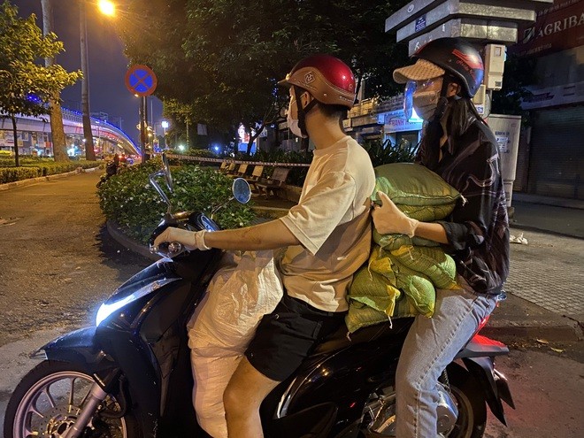 Hoa hậu Trần Tiểu Vy lăn xả vì cộng đồng trong mùa dịch