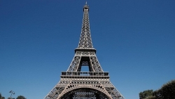 Sau 9 tháng đóng cửa do dịch Covid-19, tháp Eiffel đón du khách trở lại với điều kiện mới