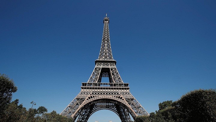 Sau 9 tháng đóng cửa do dịch Covid-19, tháp Eiffel đón du khách trở lại với điều kiện mới