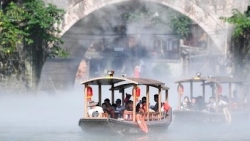 Trung Quốc: Phượng Hoàng cổ trấn phun sương làm sạch không khí, phục vụ khách 'sống ảo'