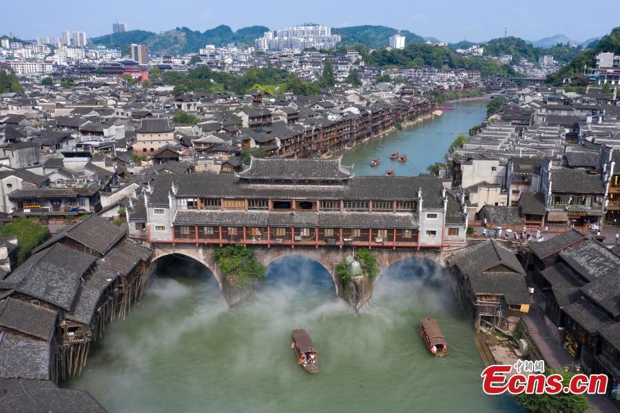 Trung Quốc: Phượng Hoàng cổ trấn phun sương làm sạch không khí, phục vụ khách ‘sống ảo’
