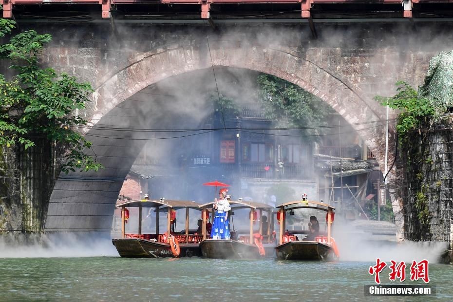 Trung Quốc: Phượng Hoàng cổ trấn phun sương phục vụ du khách chụp ảnh
