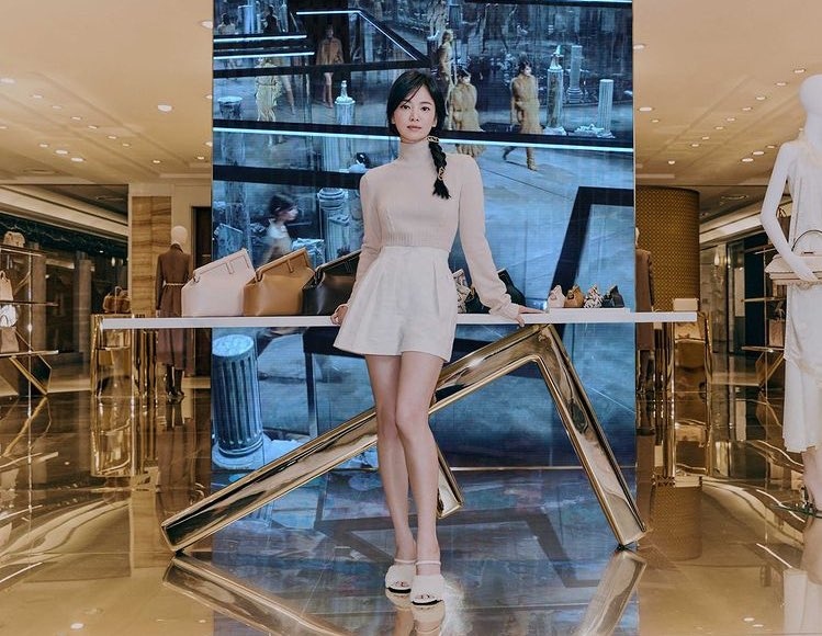 Ngày 26/7, Song Hye Kyo xuất hiện tại một sự kiện thời trang ở Seoul, Hàn Quốc. Mỹ nhân xứ Hàn thu hút sự chú ý của người hâm mộ nhờ màn khoe chân thon và eo siêu nhỏ. (Nguồn: Twitter)