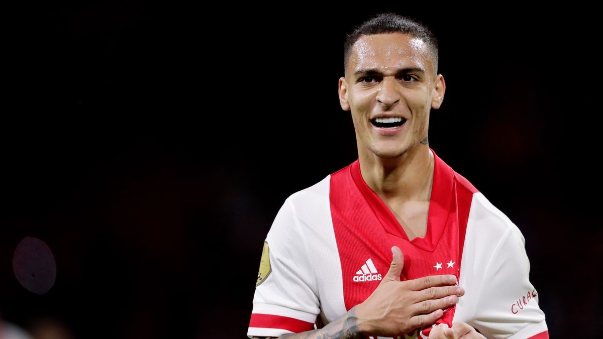 Cập nhật chuyển nhượng cầu thủ: PSG báo bán Messi; MU đàm phán Lisandro Martinez; Erik ten Hag muốn có Antony