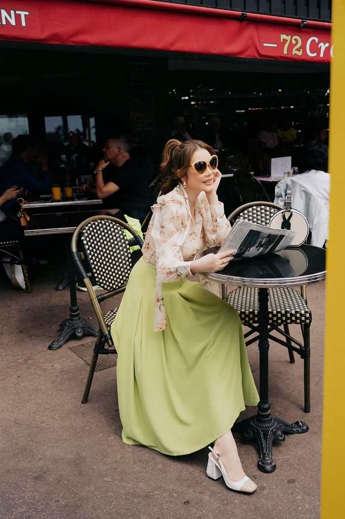 Dạo phố Italy, Lý Nhã Kỳ kết hợp trang sức bình dân và phụ kiện hàng hiệu