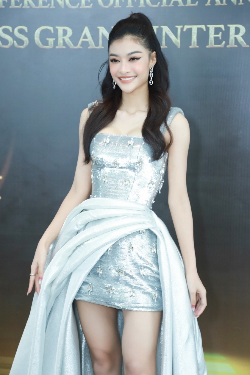 Á hậu Kiều Loan diện bộ cánh màu ánh bạc thiết kế cầu kỳ của Chung Thanh Phong. Cô trình diễn ca khúc 'Thích hay là yêu còn chưa biết' mở màn họp báo.