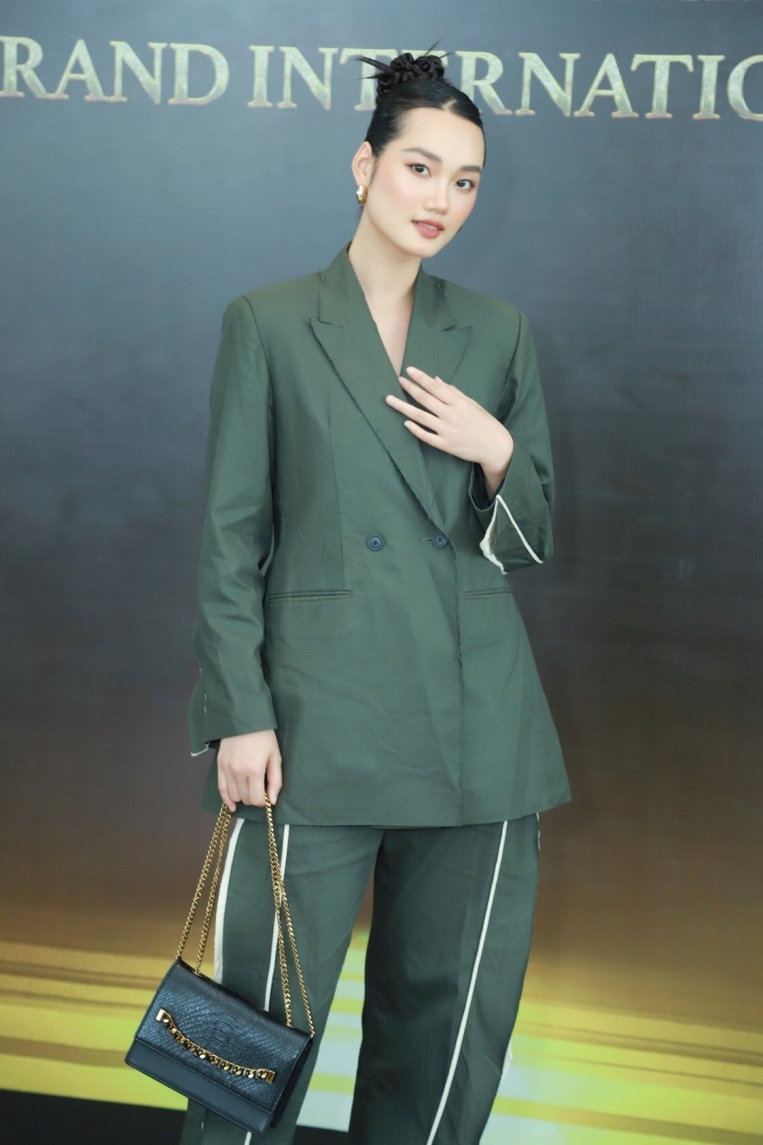 Siêu mẫu châu Á Quỳnh Anh mặc blazer kết hợp quần ống rộng.