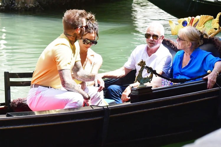 Truyền thông Anh cho biết chuyến đi tới Italy nằm trong tour châu Âu kỷ niệm 23 năm ngày cưới của vợ chồng sao Anh. Tuy nhiên, hai người không đi riêng mà có bố mẹ và hai em của Vic đồng hành. Truyền thông Anh cho biết chuyến đi tới Italy nằm trong tour châu Âu kỷ niệm 23 năm ngày cưới của vợ chồng sao Anh. Tuy nhiên, hai người không đi riêng mà có bố mẹ và hai em của Vic đồng hành.