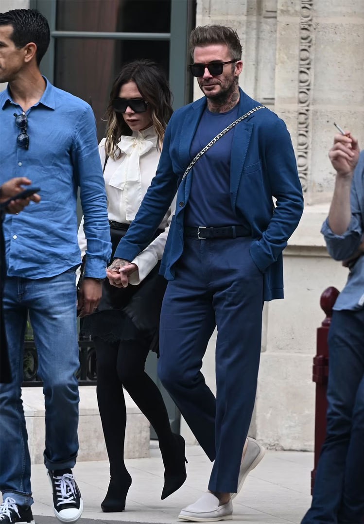 Vợ chồng Becks tay trong tay đi ăn trưa ở khách sạn Le Bristol, Paris, hôm 3/7.  Hoàng Trang Ảnh: Backgrid