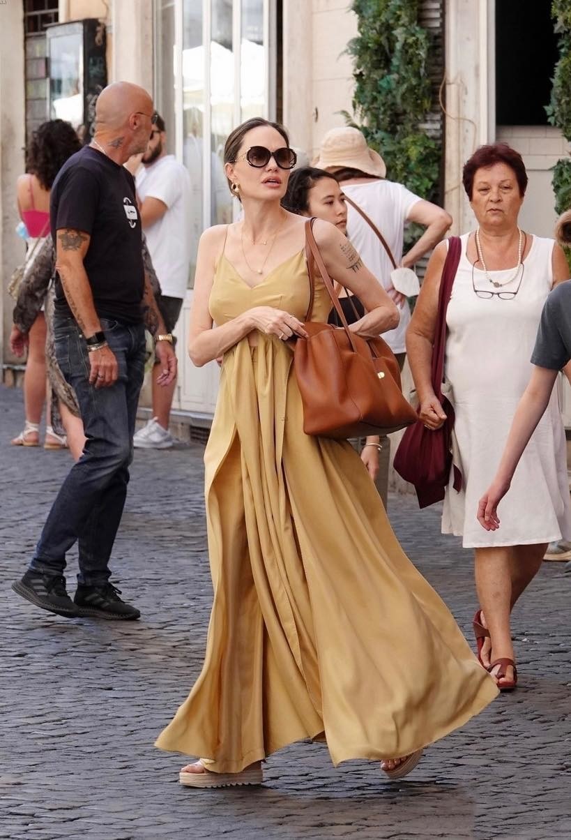 Italy: Angelina Jolie xinh đẹp cùng các con dạo chơi Rome