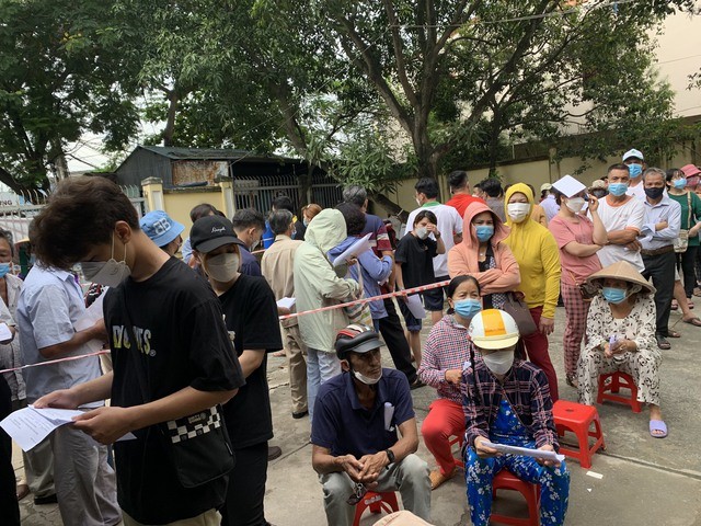 Người dân TP. Hồ Chí Minh xếp hàng tiêm vaccine Covid-19 mũi 4. (Nguồn: SK&ĐS)