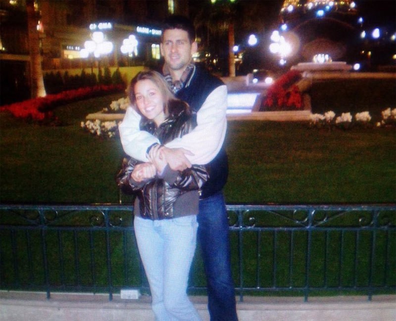 Trước khi trận đấu bắt đầu, vợ Djokovic đăng loạt ảnh kỷ niệm ngày cưới. '8 năm ngày cưới trong 17 năm trưởng thành cùng nhau. Hôm nay, chàng trai của tôi thi đấu chung kết Wimbledon', người đẹp hai con viết chú thích đi kèm các hashtag 'Không quá tệ', 'không bao giờ già', 'tình yêu'.