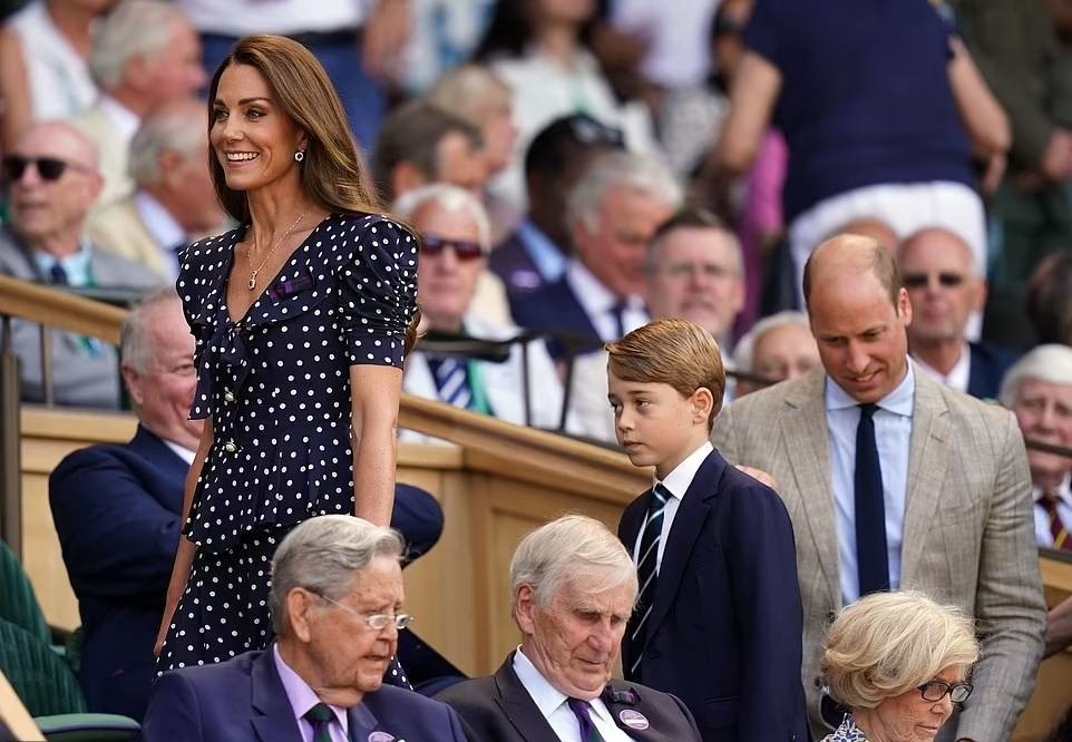 Hôm 10/7, Hoàng tử George, người sẽ tròn 9 tuổi cuối tháng này, khiến người hâm mộ tennis bất ngờ khi xuất hiện trong khu vực Royal Box trên sân Centre Court, cùng bố mẹ theo dõi trận chung kết đơn nam giải Wimbledon 2022 giữa hai tay vợt Novak Djokovic và Nick Kyrgios.