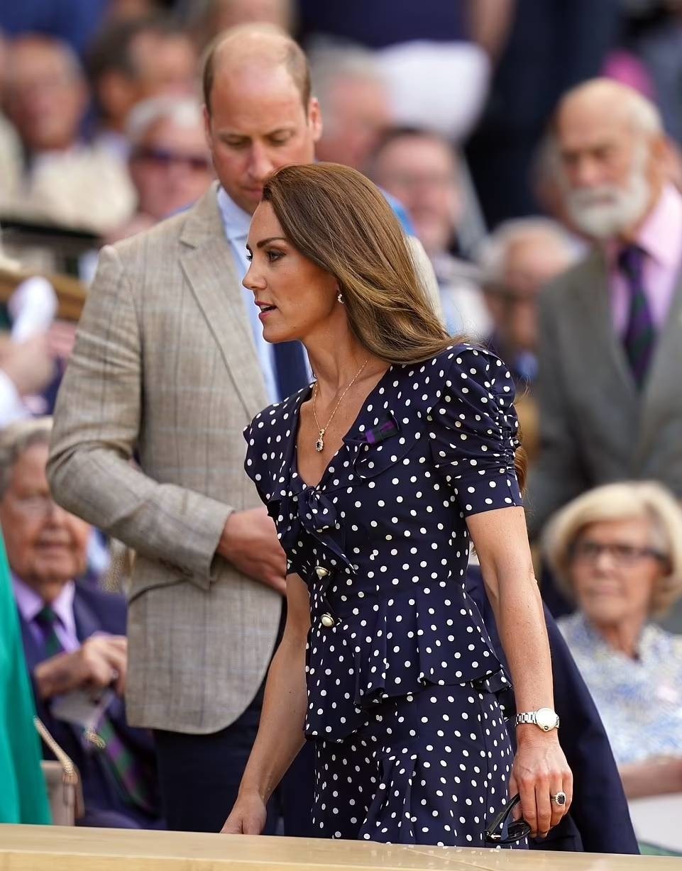 Những biểu cảm đáng yêu của Hoàng tử  khi cùng cha mẹ xem