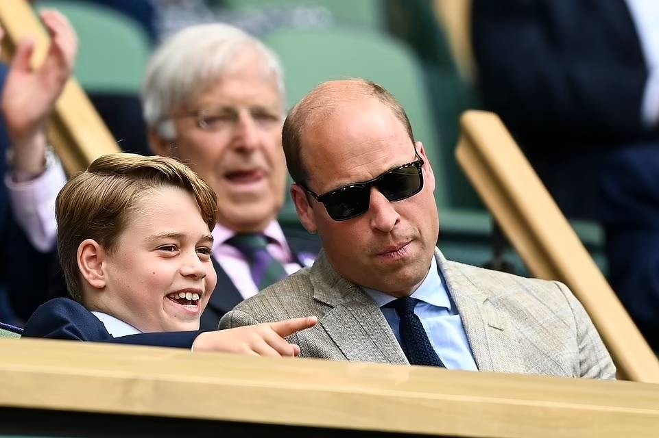 Những biểu cảm đáng yêu của Hoàng tử  khi cùng cha mẹ xem