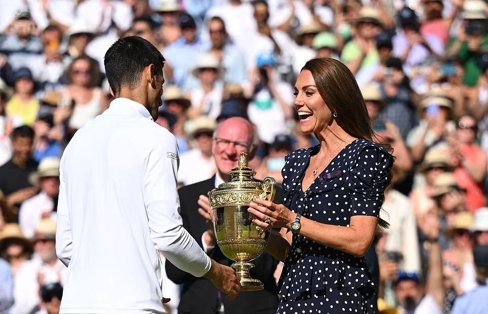 Những biểu cảm đáng yêu của Hoàng tử  khi cùng cha mẹ xem