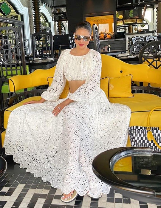 Hoa hậu Phạm Hương chụp ảnh cưới ở trong nước