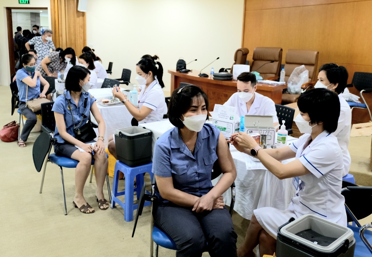 Bộ Y tế hỏa tốc đề nghị đẩy nhanh tốc độ tiêm vaccine Covid-19 mũi 3, 4. (Ảnh: Trần Minh) Bộ Y tế hỏa tốc đề nghị đẩy nhanh tốc độ tiêm vaccine Covid-19 mũi 3, 4. (Ảnh: Trần Minh)