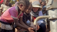 Hoa hậu Thùy Tiên cùng Youtuber người Việt xây giếng nước sạch tặng người dân Angola