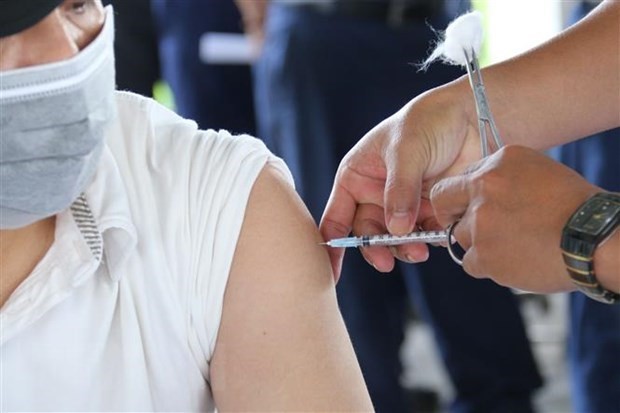 Người dân TP. Hồ Chí Minh tiêm vaccine nhắc lại phòng Covid-19. (Nguồn: TTXVN)