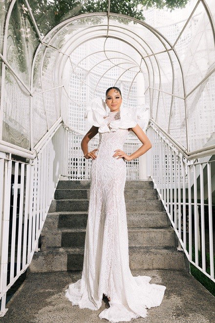 Hoa hậu H'Hen Niê gây sức hút tại họp báo nhờ cách chọn mặc mẫu váy lấy cảm hứng từ vẻ đẹp của hoa cafe.