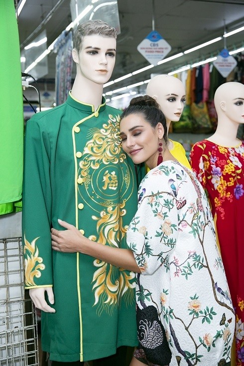 Hoa hậu Trái đất 2022 chọn áo dài dạo chơi, khám phá Sài Gòn