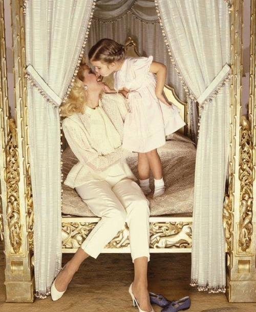 Ivanka Trump đăng ảnh thơ ấu tưởng nhớ mẹ Ivanka Trump đăng ảnh thơ ấu tưởng nhớ mẹ