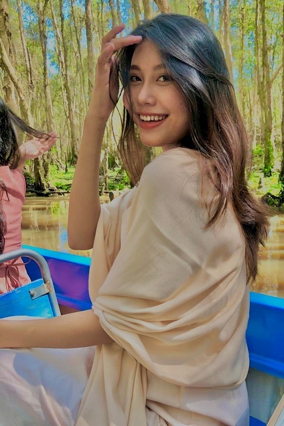 Người đẹp được đặt biệt danh 'bản sao Thanh Hằng' vì gương mặt giống siêu mẫu. Trải qua tuổi thơ cơ cực vì gia cảnh khó khăn, Thạch Thu Thảo ngày bé phải đi bộ nhiều cây số đến trường và sau này có ý định nghỉ học, kiếm tiền phụ giúp gia đình. Nhưng với sự động viên của bố mẹ, cô hoàn thành phổ thông và thi vào ngôi trường mình yêu thích. Người đẹp được đặt biệt danh 'bản sao Thanh Hằng' vì gương mặt giống siêu mẫu. Trải qua tuổi thơ cơ cực vì gia cảnh khó khăn, Thạch Thu Thảo ngày bé phải đi bộ nhiều cây số đến trường và sau này có ý định nghỉ học, kiếm tiền phụ giúp gia đình. Nhưng với sự động viên của bố mẹ, cô hoàn thành phổ thông và thi vào ngôi trường mình yêu thích.