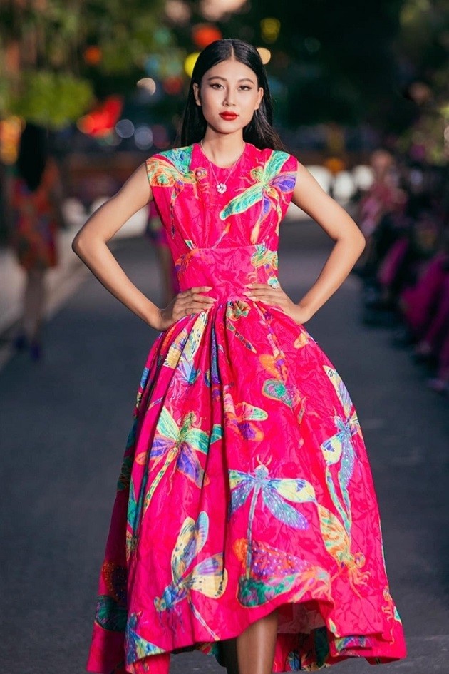 Thạch Thu Thảo trình diễn trong show thời trang của thương hiệu Vũ Ngọc & Son tại Hội An. Thạch Thu Thảo trình diễn trong show thời trang của thương hiệu Vũ Ngọc & Son tại Hội An.