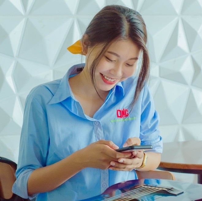 Thạch Thu Thảo mộc mạc với áo đồng phục của sinh viên. Cô tích cực tham gia nhiều hoạt động đoàn thể. Thạch Thu Thảo mộc mạc với áo đồng phục của sinh viên. Cô tích cực tham gia nhiều hoạt động đoàn thể.